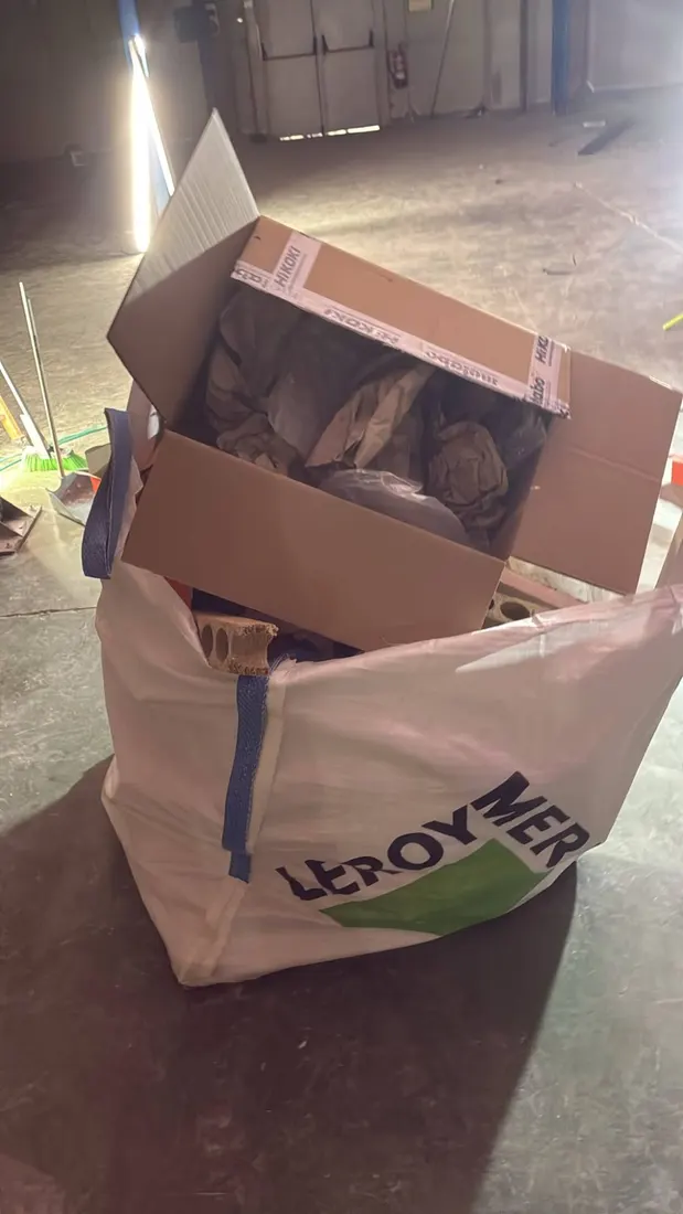 Big bag de escombro con una caja de cartón encima