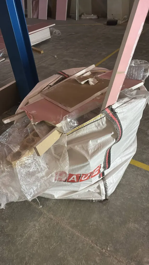 Big bag con restos de pladur y plásticos en una nave