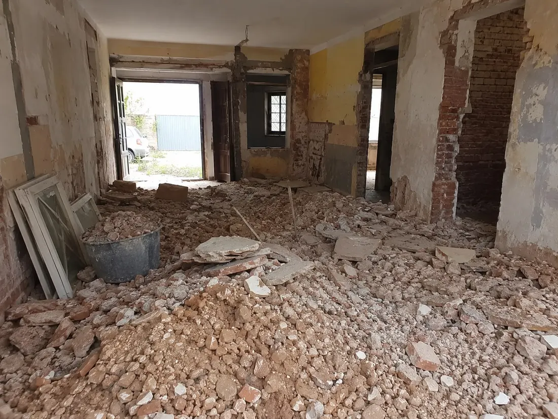 Planta baja de una casa antigua cubierta de escombros de la reforma