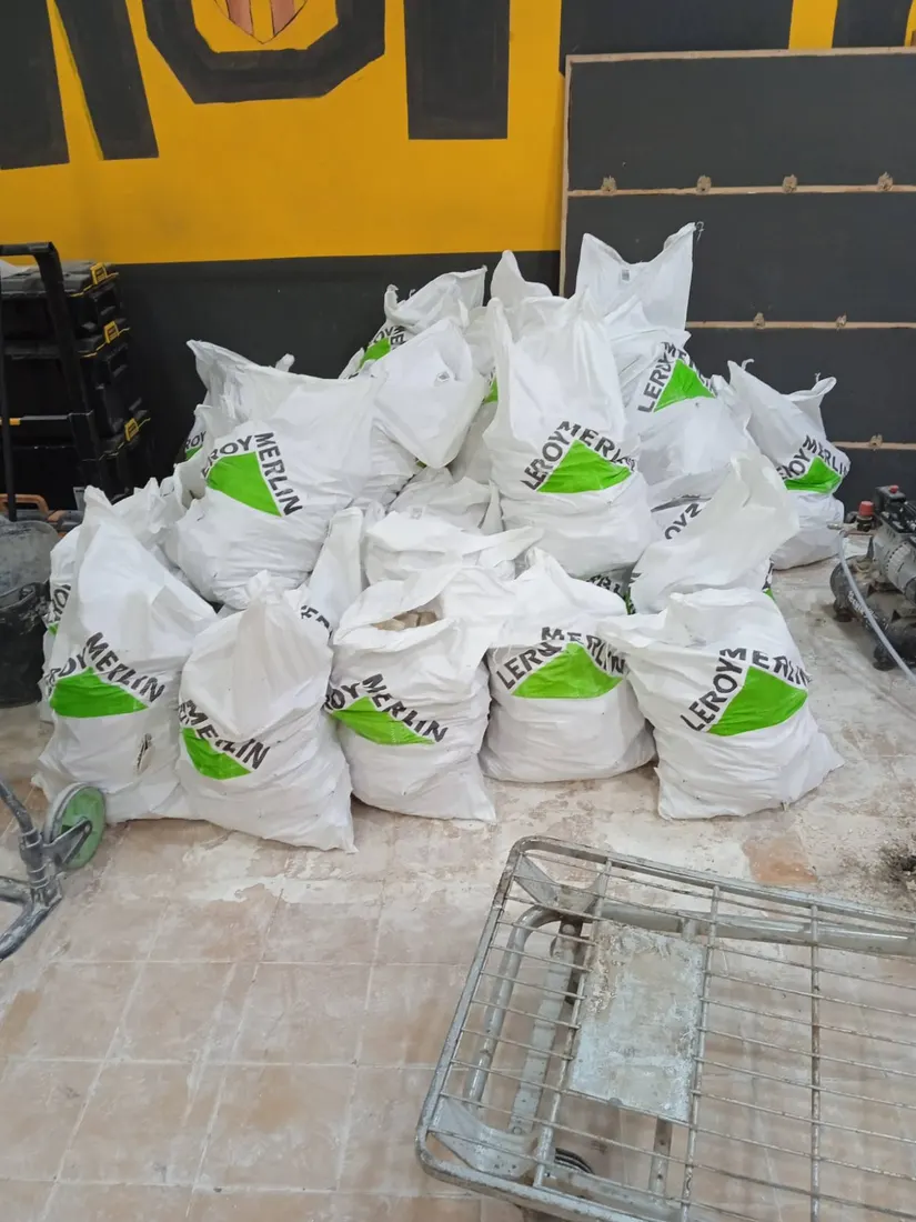 Montón de sacos de escombro en un local en obras