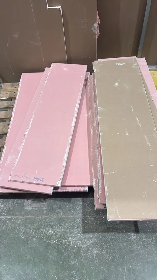 Placas de pladur cortafuegos apiladas sobre un palé